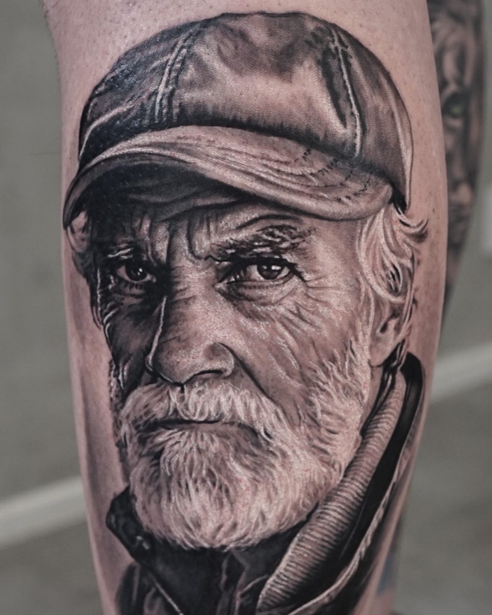 A mesma tatuagem no dia em que foi finalizada, em setembro de 2024, no mesmo enquadramento