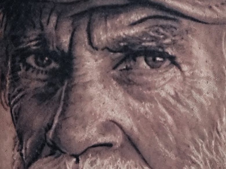 Detalhe dos olhos da tatuagem cicatrizada