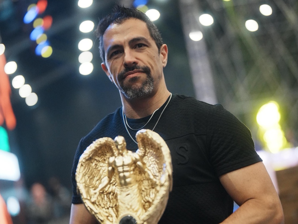 Fernando Souza com o troféu de 1º lugar na TattooWeek