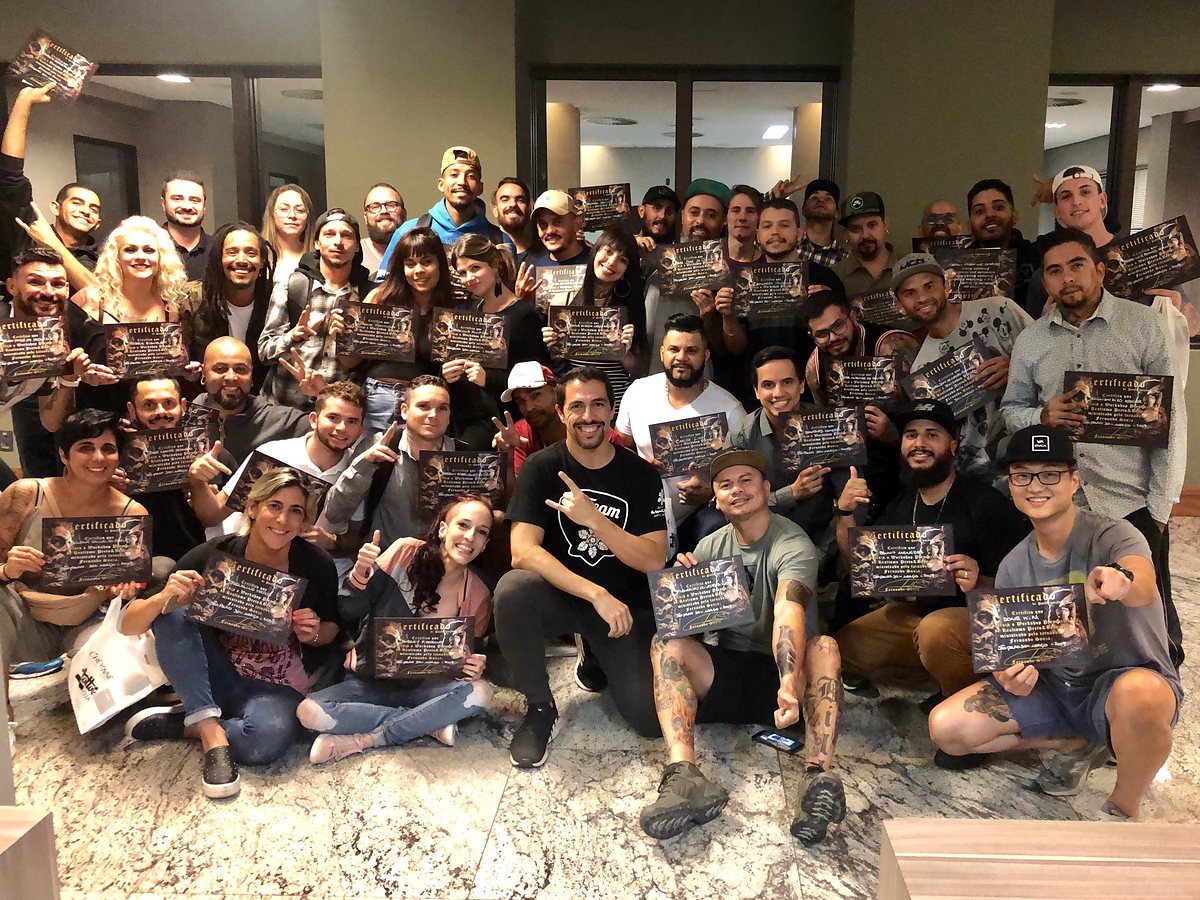 Turma de um workshop de tatuagem ministrado por Fernando Souza em 2015, com os certificados na mão
